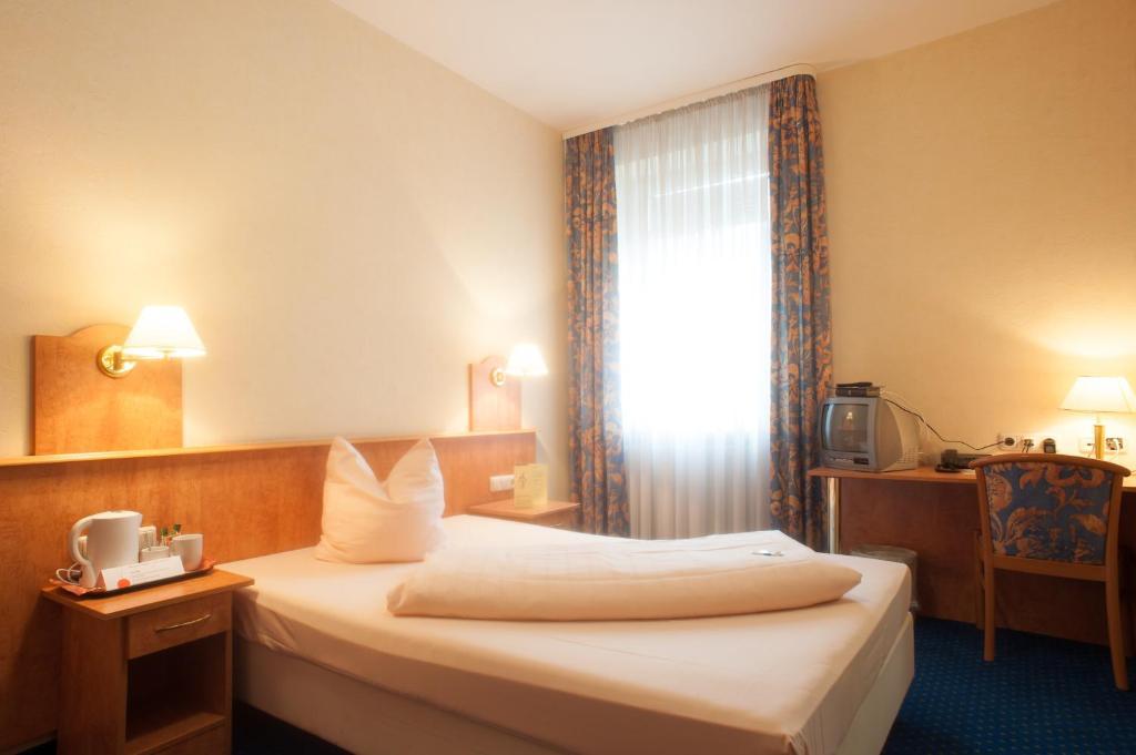 Domizil Alte Post Hotel Puttlingen Exterior photo